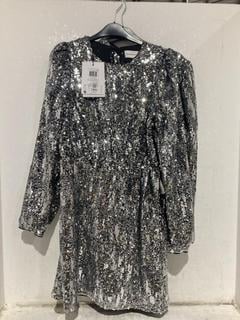 Lot 1402  
            Chesterfield SR44 - Parcel Delivery Only 

                
2 X SELECTED MONNET SILVER SEQUIN DRESSES SIZE 34 (LOCATION: B7)