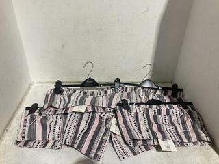 Lot 1403  
            Chesterfield SR44 - Parcel Delivery Only 

                
6 X CREAM PINK AN BLACK CROP TOP TO INCLUDE SIZE 6 (LOCATION: B7)
