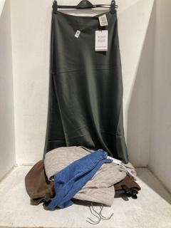 Lot 1406  
            Chesterfield SR44 - Parcel Delivery Only 

                
5 X ASSORTED ADULTS CLOTHING TO INCLUDE GREY SHINY DRESS SIZE 38 (LOCATION: B7)