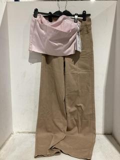 Lot 1407  
            Chesterfield SR44 - Parcel Delivery Only 

                
PAIGE BEIGE DENIM JEANS SIZE 27 TO INCLUDE PINK BANDEAU TOP SIZE 40 (LOCATION: B7)