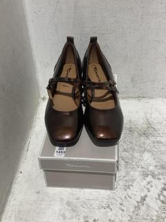 Lot 1453  
            Chesterfield SR44 - Parcel Delivery Only 

                
TAMARIS SHOES IN BLACK LEATHER SIZE 39 TO INCLUDE TAMARIS SHOES IN BROWN LEATHER ...