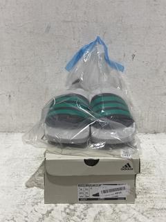 Lot 1457  
            Chesterfield SR44 - Parcel Delivery Only 

                
ADIDAS GRAND COURT TRAINERS IN BLACK SIZE 8.5 UK TO INCLUDE ADIDAS WHITE SLIDES S...