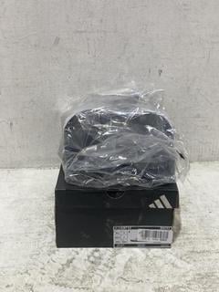 Lot 1458  
            Chesterfield SR44 - Parcel Delivery Only 

                
ADIDAS VL COURT TRAINERS IN WHITE SIZE 7 UK TO INCLUDE ADIDAS SLIDERS IN BLACK SI...