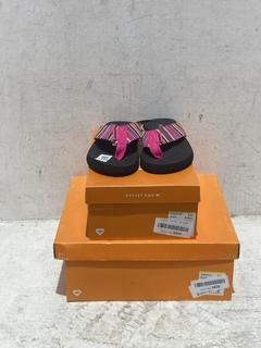 Lot 1459  
            Chesterfield SR44 - Parcel Delivery Only 

                
3 X ASSORTED ROCKET DOG SHOES TO INCLUDE ROCKET DOG SLIDERS SIZE 38 (LOCATION: B8)
