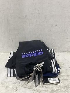 Lot 1460  
            Chesterfield SR44 - Parcel Delivery Only 

                
4 X ASSORTED ADIDAS ADULT CLOTHING TO INCLUDE BLUE ADIDAS T-SHIRT SIZE L UK (LOCA...