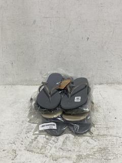 Lot 1462  
            Chesterfield SR44 - Parcel Delivery Only 

                
4 X ASSORTED FLIP FLOPS TO INCLUDE HAVAIANAS FLIP FLOPS IN GREY UNKNOWN SIZE (LOC...