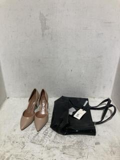 Lot 1469  
            Chesterfield SR44 - Parcel Delivery Only 

                
CALVIN KLEIN HEELS IN PINK SIZE 7.5 TO INCLUDE TED BAKER LONDON BAG IN BLACK (LOC...