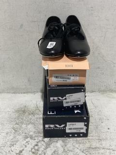 Lot 1470  
            Chesterfield SR44 - Parcel Delivery Only 

                
4 X ASSORTED SHOES TO INCLUDE ROCH VALLEY DANCING SHOES IN SIZE 5.5 (LOCATION: A1)