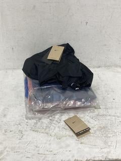 Lot 1472  
            Chesterfield SR44 - Parcel Delivery Only 

                
4 X ASSORTED CLOTHING ITEMS TO INCLUDE BLACK NIKE PRO T-SHIRT SIZE L (LOCATION: A1)