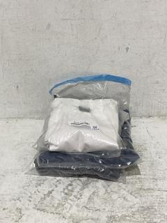 Lot 1474  
            Chesterfield SR44 - Parcel Delivery Only 

                
4 X ASSORTED CLOTHING ITEMS TO INCLUDE NORTH FACE MENS T-SHIRT SIZE L (LOCATION: A1)