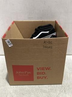 Lot 1482  
            Chesterfield SR44 - Parcel Delivery Only 

                
BOX OF ASSORTED KIDS SHOES TO INCLUDE VANS OF THE WALL BLACK CANVAS SHOES SIZE 6 ...