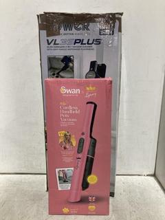 Lot 1580  
            Chesterfield SR44 - Parcel Delivery Only 

                
TOWER VL 35 PLUS 3-IN-1 STICK CORDLESS VACUUM TO INCLUDE SWAN LYNSEY CORDLESS HAN...
