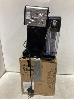 Lot 1585  
            Chesterfield SR44 - Parcel Delivery Only 

                
BREVILLE ONE-TOUCH COFFEE HOUSE COFFEE MACHINE TO INCLUDE COSORI 2L MINI AIR FRYE...
