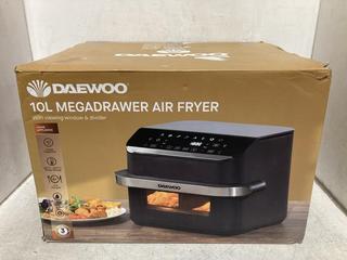 Lot 1591  
            Chesterfield SR44 - Parcel Delivery Only 

                
DEAWOO 10L MEGADRAW AIR FRYER - ORIGINAL RRP £139 (LOCATION: A5)