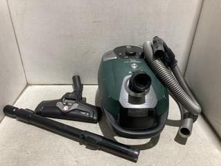 Lot 1594  
            Chesterfield SR44 - Parcel Delivery Only 

                
HOOVER H-ENERGY 300 HOME CORDED VACUUM (LOCATION: A5)