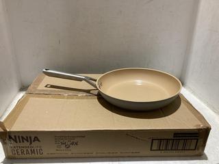 Lot 1637  
            Chesterfield SR44 - Parcel Delivery Only 

                
NINJA CERAMIC 28CM WOK IN CREAM (LOCATION: A7)