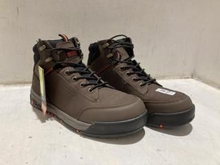 Lot 1724  
            Chesterfield SR44 - Parcel Delivery Only 

                
SCRUFFS SWITCHBACK 3 SAFETY BOOTS IN BROWN UK SIZE 9 (LOCATION: A10)