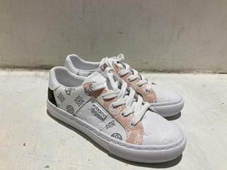 Lot 1727  
            Chesterfield SR44 - Parcel Delivery Only 

                
GUESS WOMENS LOVEN SNEAKERS IN MULTICOLOUR UK SIZE 6.5 (LOCATION: A10)