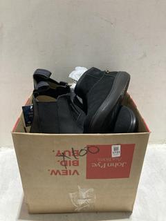 Lot 1731  
            Chesterfield SR44 - Parcel Delivery Only 

                
BOX OF ASSORTED ADULTS SHOES TO INCLUDE COLEHAAN VIOLA SKIMMER SUEDE SHOES IN BLA...