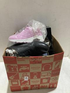 Lot 1734  
            Chesterfield SR44 - Parcel Delivery Only 

                
BOX OF ASSORTED KIDS SHOES TO INCLUDE SKECHERS AIR-COOLED MEMORY FOAM TRAINERS IN...