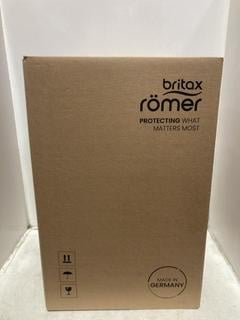 Lot 1773  
            Chesterfield SR44 - Parcel Delivery Only 

                
BRITAX ROMER PROTECTING WHAT MATTER CHILD CAR SEAT IN BLACK/GREEN (LOCATION: A12)