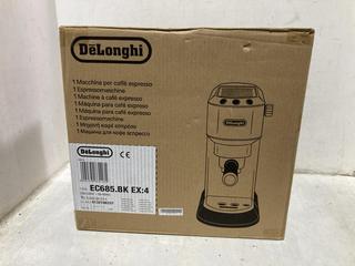 Lot 1790  
            Chesterfield SR44 - Parcel Delivery Only 

                
DELONGHI DEDICA GB MANUAL ESPRESSO MACHINE - ORIGINAL RRP £249 (LOCATION: A13)
