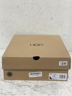 Lot 308  
            Chesterfield SR44 - Parcel Delivery Only 

                
UGG BAILEY BOW II BOOTS IN BLACK SIZE 7 UK (LOCATION: F8)