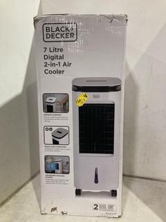 Lot 811  
            Chesterfield SR44 - Parcel Delivery Only 

                
BLACK + DECKER 7 LITRE DIGITAL 2-IN-1 AIR COOLER IN WHITE - ORIGINAL RRP £119 (LO...