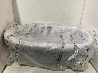 Lot 873  
            Chesterfield SR44 - Parcel Delivery Only 

                
CLAIR DE LUNE WICKER MOSES BASKET IN LIGHT GREY (LOCATION: C1)