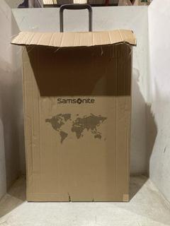 Lot 936  
            Chesterfield SR44 - Parcel Delivery Only 

                
SAMSONITE AIRE LARGE SUITCASE IN DARK BLUE (LOCATION: C3)
