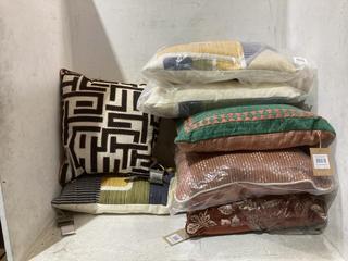 Lot 943  
            Chesterfield SR44 - Parcel Delivery Only 

                
QTY OF ASSORTED CUSHIONS TO INCLUDE LEAF PRINT CUSHION (LOCATION: C3)