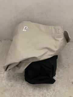 Lot 1128  
            Chesterfield SR47 - Parcel Delivery Only 

                
JOHN LEWIS LONG COAT IN BEIGE SIZE L TO INCLUDE JOHN LEWIS CLASSIC TRENCH COAT IN...