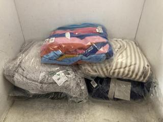 Lot 1136  
            Chesterfield SR47 - Parcel Delivery Only 

                
5 X ASSORTED ADULTS JOHN LEWIS BATHROBES TO INCLUDE SHEERED FLEECE BATHROBE IN GR...