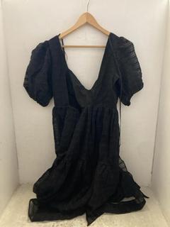 Lot 1147  
            Chesterfield SR47 - Parcel Delivery Only 

                
THE KOOPLES ECRU LACE TOP IN WHITE SIZE 10 TO INCLUDE NOBODYS CHILD SADIE MIDI DR...