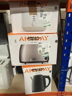Lot 1167  
            Chesterfield SR47 - Parcel Delivery Only 

                
5 X ASSORTED APPLIANCES TO INCLUDE DELONGHI BALLERINA FOUR-SLICE TOASTER. (357853...