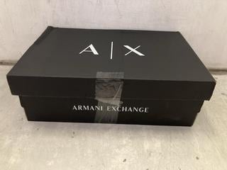 Lot 212  
            Chesterfield SR47 - Parcel Delivery Only 

                
ARMANI EXCHANGE MENS TRAINERS IN NAVY SIZE 11 (LOCATION: A8)