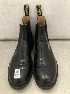 Lot 215  
            Chesterfield SR47 - Parcel Delivery Only 

                
DR MARTENS 2976 CHELSEA BOOTS IN BLACK SIZE 11 (LOCATION: A8)