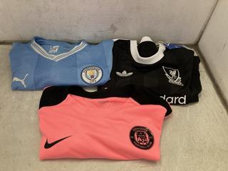 Lot 216  
            Chesterfield SR47 - Parcel Delivery Only 

                
3 X ASSORTED ADULTS FOOTBALL JERSEYS TO INCLUDE LIVERPOOL FC 25/26 THIRD GOALKEEP...