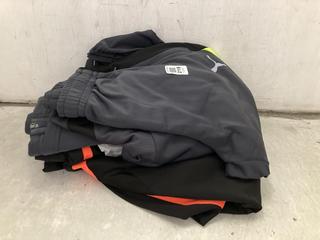 Lot 219  
            Chesterfield SR47 - Parcel Delivery Only 

                
4 X ASSORTED ADULTS PUMA CLOTHING TO INCLUDE TRACKSUIT BOTTOMS IN GREY/HI VIS GRE...