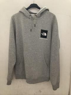 Lot 224  
            Chesterfield SR47 - Parcel Delivery Only 

                
THE NORTH FACE MENS HOODIE IN GREY SIZE M TO INCLUDE THE NORTH FACE WOMENS QUEST ...
