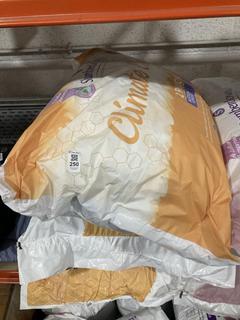 Lot 250  
            Chesterfield SR47 - Parcel Delivery Only 

                
3 X ASSORTED BEDDING ITEMS TO INCLUDE SLUMBERDOWN CLIMATE CONTROL MEDIUM SUPPORT ...