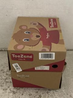 Lot 263  
            Chesterfield SR47 - Parcel Delivery Only 

                
2 X TOE ZONE CHILDRENS FLO SCHOOL SHOES IN BLACK SIZE 11 AND 12 (LOCATION: A10)