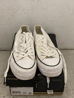 Lot 265  
            Chesterfield SR47 - Parcel Delivery Only 

                
CONVERSE ALL STAR CANVAS SHOES IN WHITE SIZE 4 TO INCLUDE CONVERSE CT SHROUD HI T...