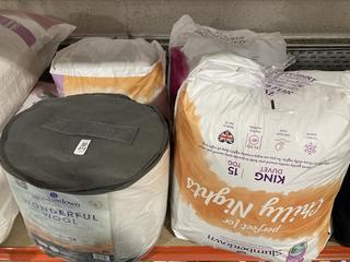 Lot 272  
            Chesterfield SR47 - Parcel Delivery Only 

                
4 X ASSORTED BEDDING ITEMS TO INCLUDE SLUMBERDOWN WONDERFUL WOOL DOUBLE LIGHTWEIG...