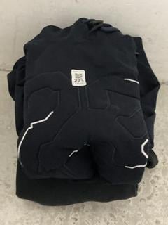 Lot 273  
            Chesterfield SR47 - Parcel Delivery Only 

                
JORDAN HOODIE IN BLACK SIZE M TO INCLUDE PANGIA HOODIE IN NAVY SIZE L (LOCATION: ...