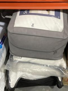 Lot 280  
            Chesterfield SR47 - Parcel Delivery Only 

                
3 X ASSORTED BEDDING ITEMS TO INCLUDE SNUGGLEDOWN HOTEL COLLECTION KINGSIZE 13.5 ...