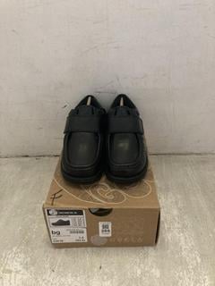 Lot 285  
            Chesterfield SR47 - Parcel Delivery Only 

                
CHILDRENS PRETTY GREEN WALTHAM VELCRO SHOES IN BLACK SIZE 1.5. (LOCATION: A11)