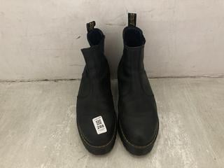 Lot 288  
            Chesterfield SR47 - Parcel Delivery Only 

                
DR MARTENS BOOTS IN BLACK SIZE 5. (LOCATION: A11)