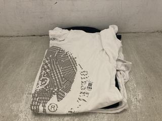 Lot 289  
            Chesterfield SR47 - Parcel Delivery Only 

                
3 X ASSORTED CLOTHING TO INCLUDE DIESEL TEE IN WHITE/ GREY SIZE M. (LOCATION: A11)
