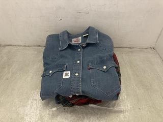 Lot 290  
            Chesterfield SR47 - Parcel Delivery Only 

                
3 X ASSORTED CLOTHING ITEMS TO INCLUDE LEVIS LONG SLEEVE DENIM SHIRT SIZE S. (LOC...